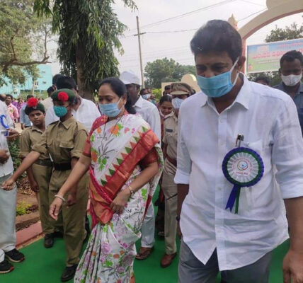 విద్యార్థుల ముఖాలపై  వైసీపీ రంగులు