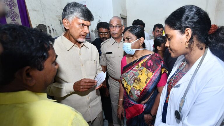 8 killed in stampede at ChandrababuNaidu rally in Kandukuru