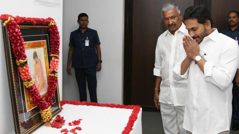 CM pays tributes to Yogi Vemana