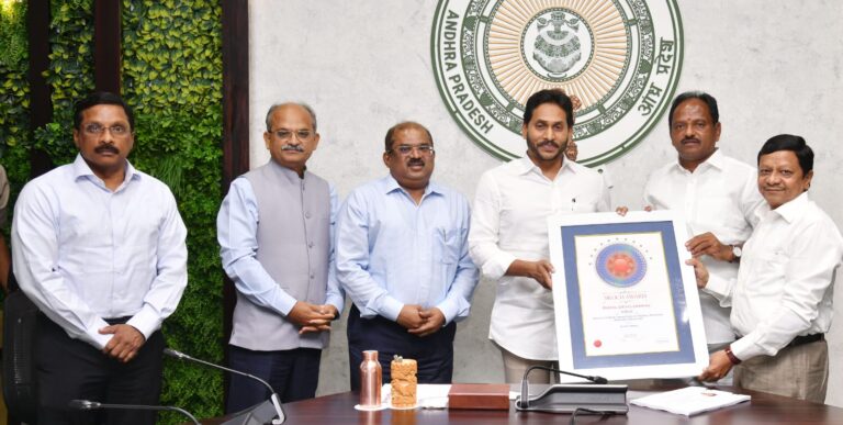 CM lauds Sthree Nidhi officials