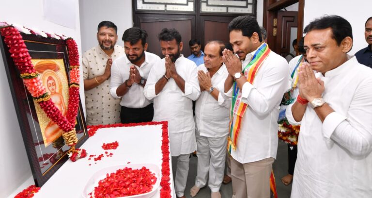 CM pays tributes to Mahavir