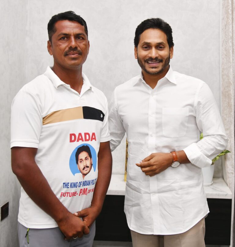 Maharashtra farmer calls on CM