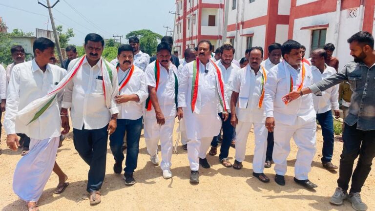 Shabbir alleges huge irregularities in 2BHK scheme, holds protest