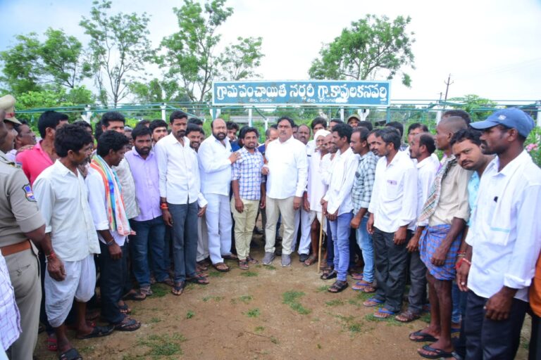Residents of Jas Ram Tanda who took oath with Minister Errabelli Dayakar Rao in Kapula Kanaparthi