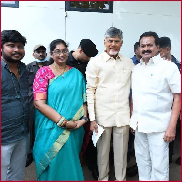 Kotam Reddy couple presented a check of 10 lakhs to CM Chandrababu