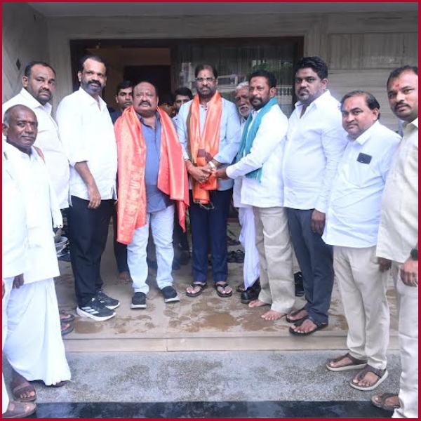 Donation of Rs. 10 lakhs to Basara Munnurukapu Nithyanandaana Satra